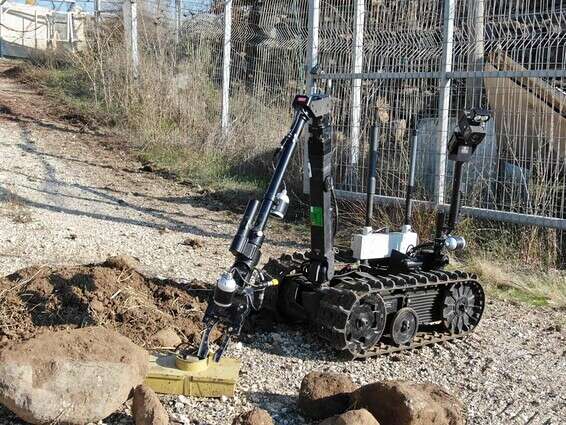 הרובוט של יהל"ם מטפל במטען בשטח // צילום: דובר צה"ל